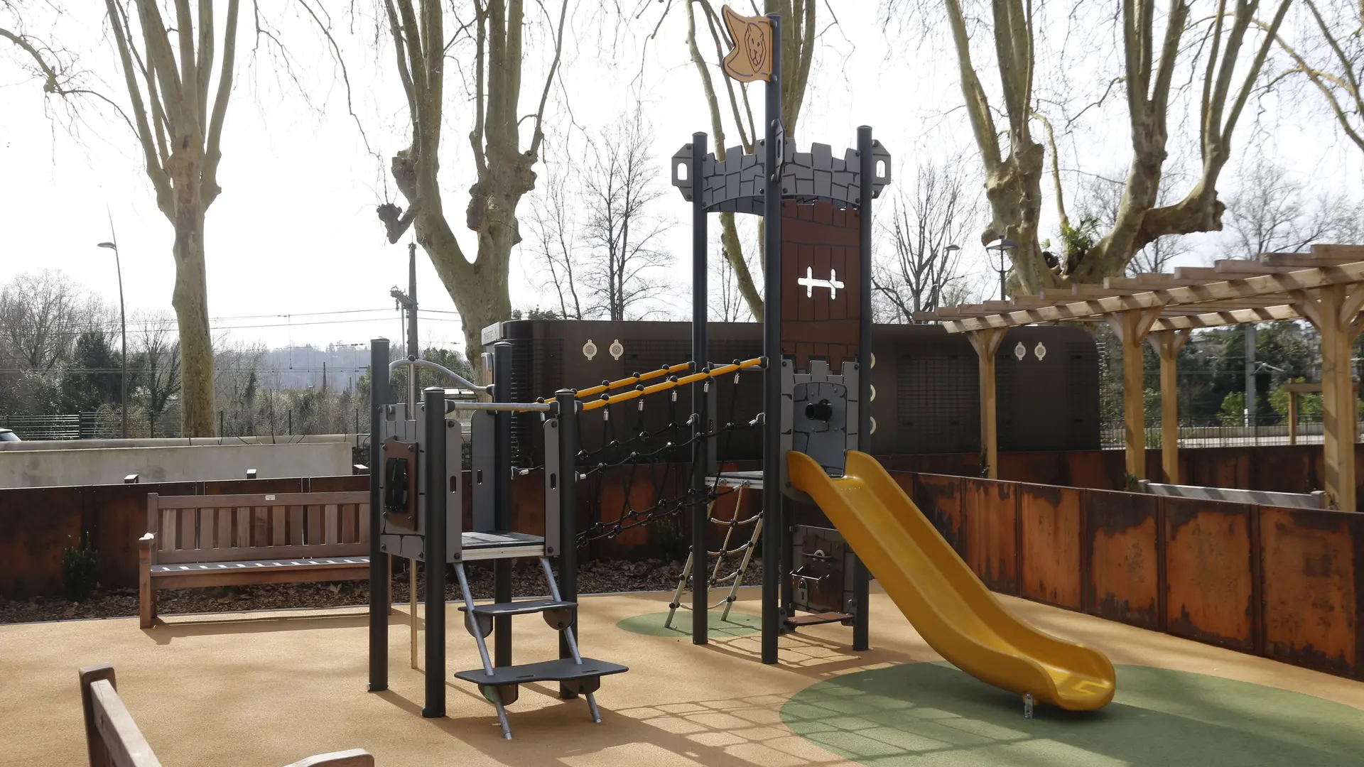 Aire de jeux place monnaie 02 - Pau Pyrénées Tourisme - PL