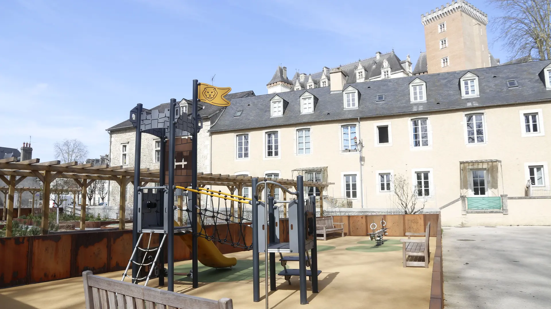 Aire de jeux place monnaie 03 - Pau Pyrénées Tourisme - PL