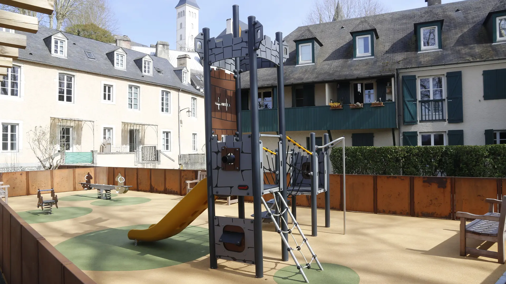 Aire de jeux place monnaie 04 - Pau Pyrénées Tourisme - PL