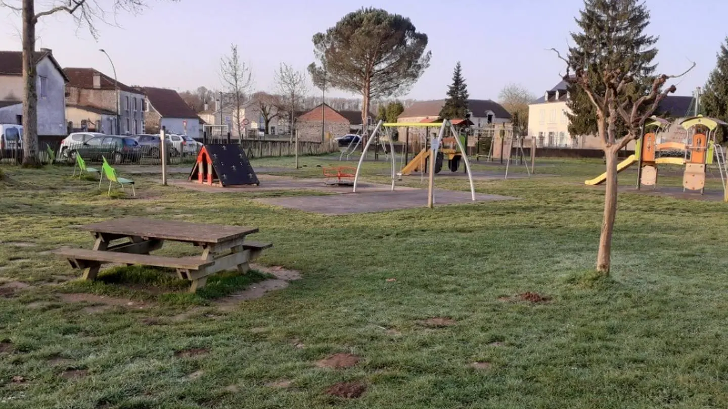 Aire de pique nique - Idron - tables 1