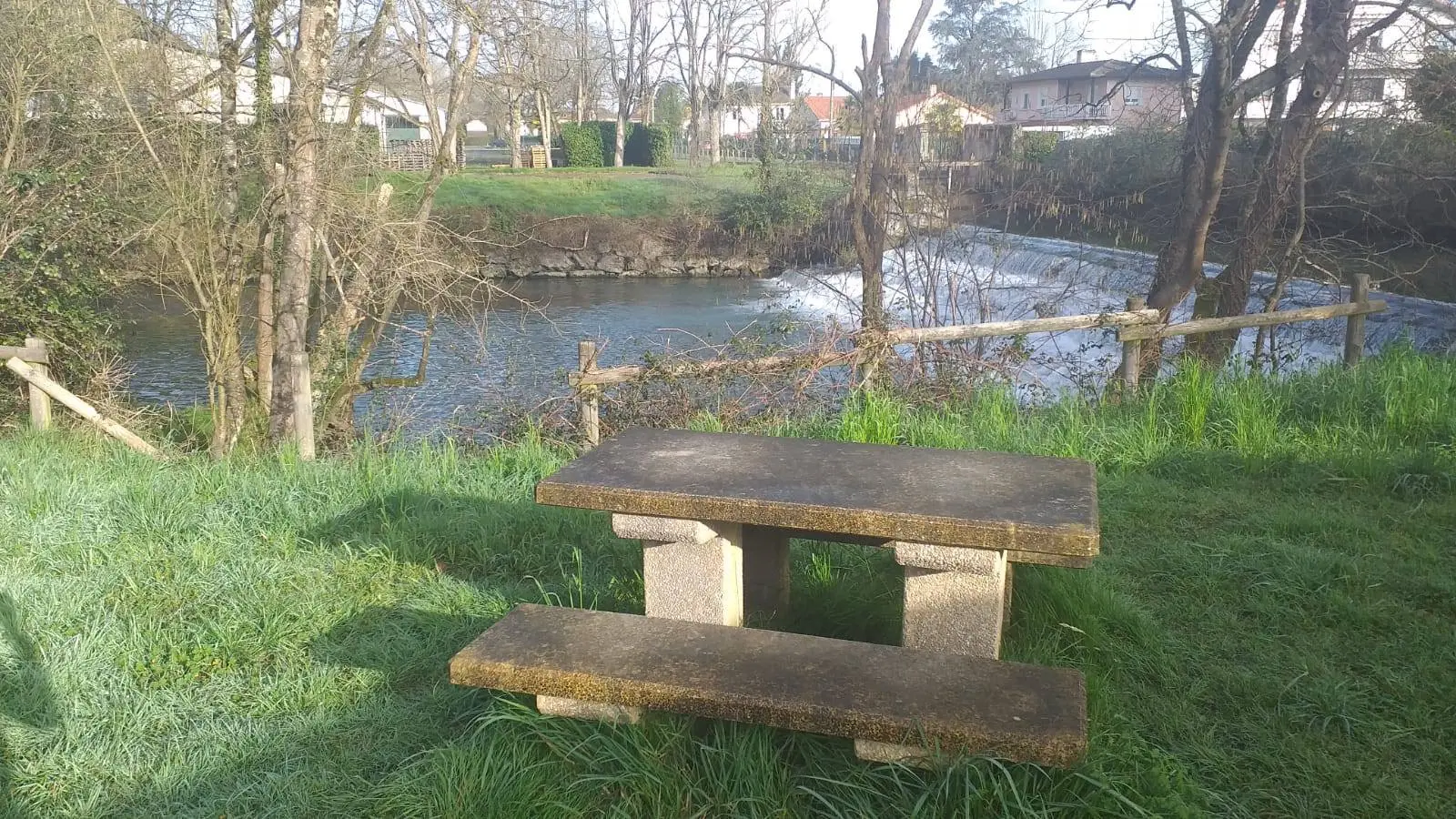 Aire de pique-nique - Jurançon - tables 1