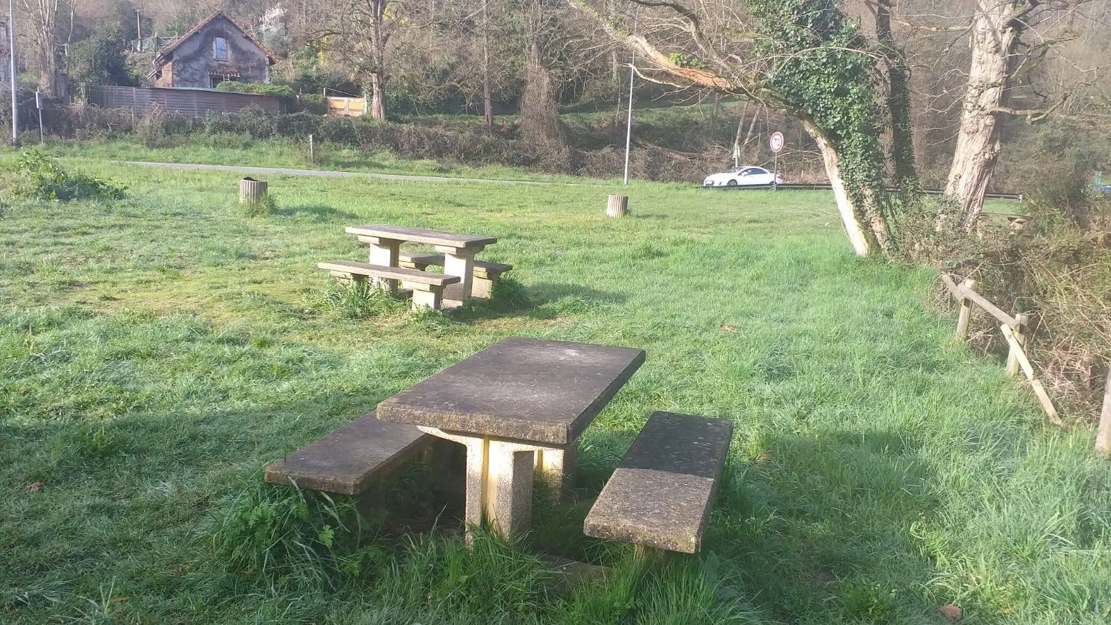 Aire de pique-nique - Jurançon - tables 2