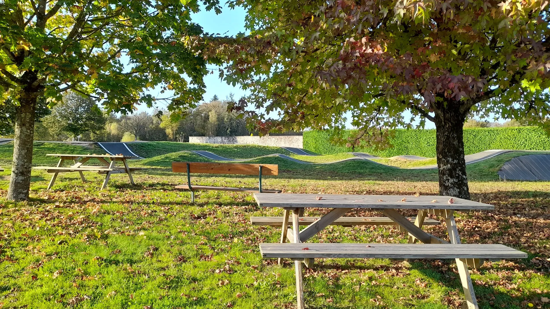 Aire de pique-nique de Champnétery à côté de la salle des fêtes avec jeux pour enfants et pumptrack