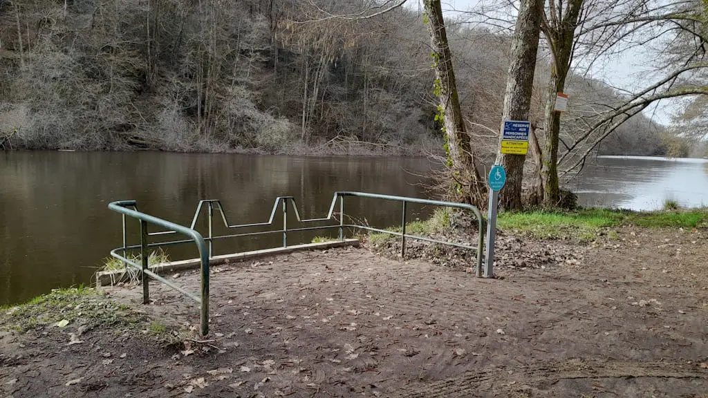 Aire sécurisée PMR pour les personnes à mobilité réduite à Saint-Léonard de Noblat - Handipêche en Limousin