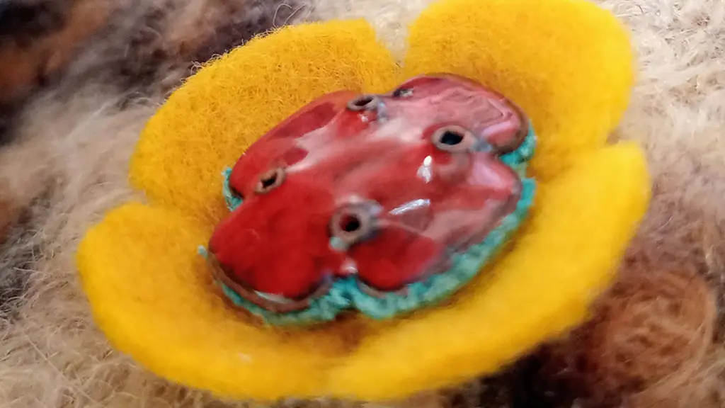 Broche émail et feutre