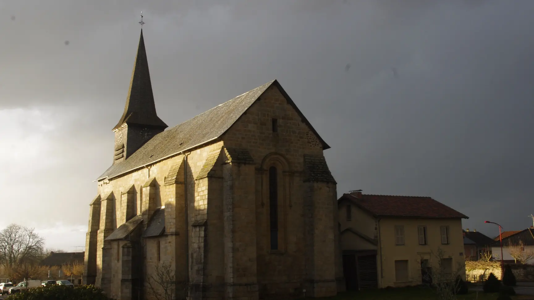 Bujaleuf Eglise orage 2023-03