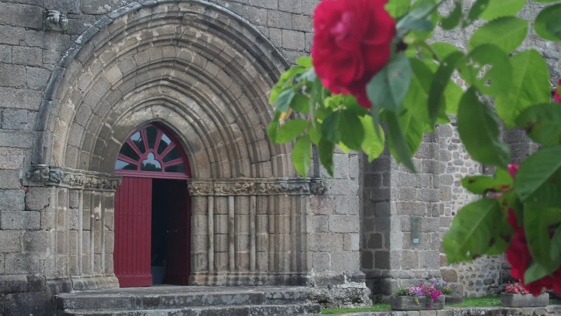 Portail de l'église de Bussière-Boffy