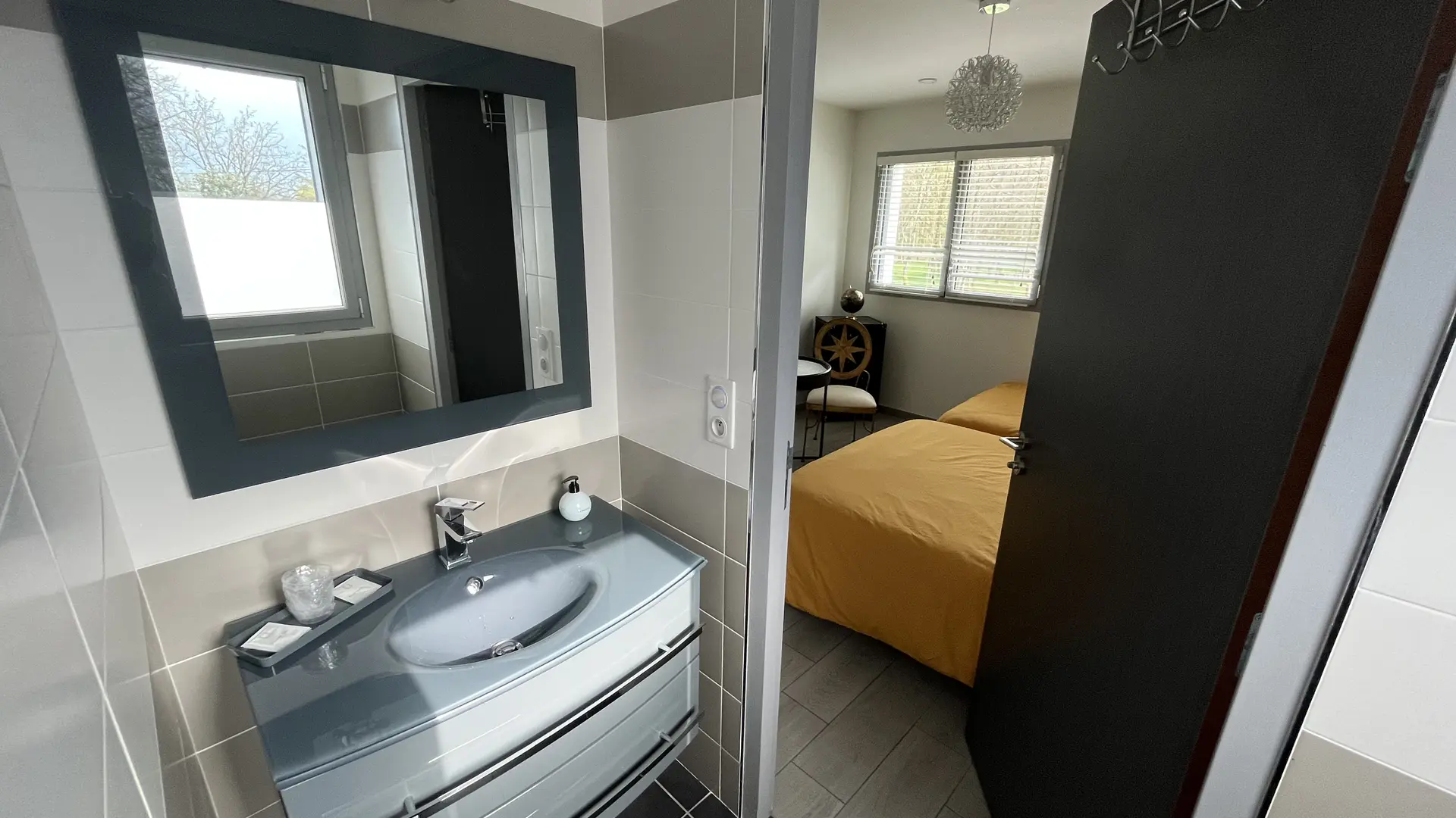 CHAMBRE-FANNY-SALLE-D-EAU-1-DOMAINE-GEORGES-V-chambres-d-hotes-piscine-et-foret-privee-entre-saint-junien-oradour-sur-glane-et-limoges