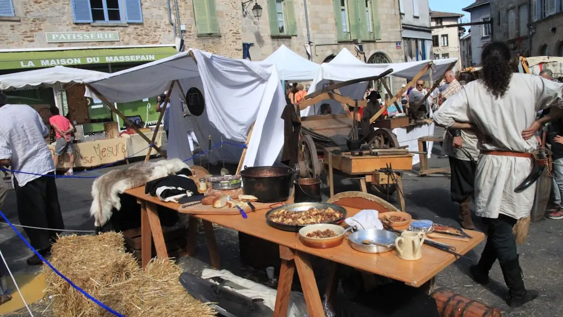 Camp médiéval pour un aperçu de la vie au Moyen-Âge