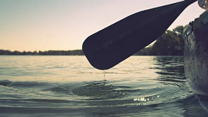 Canoe sur le lac
