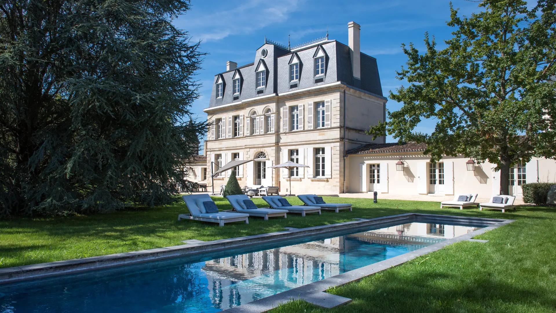 Château avec la piscine