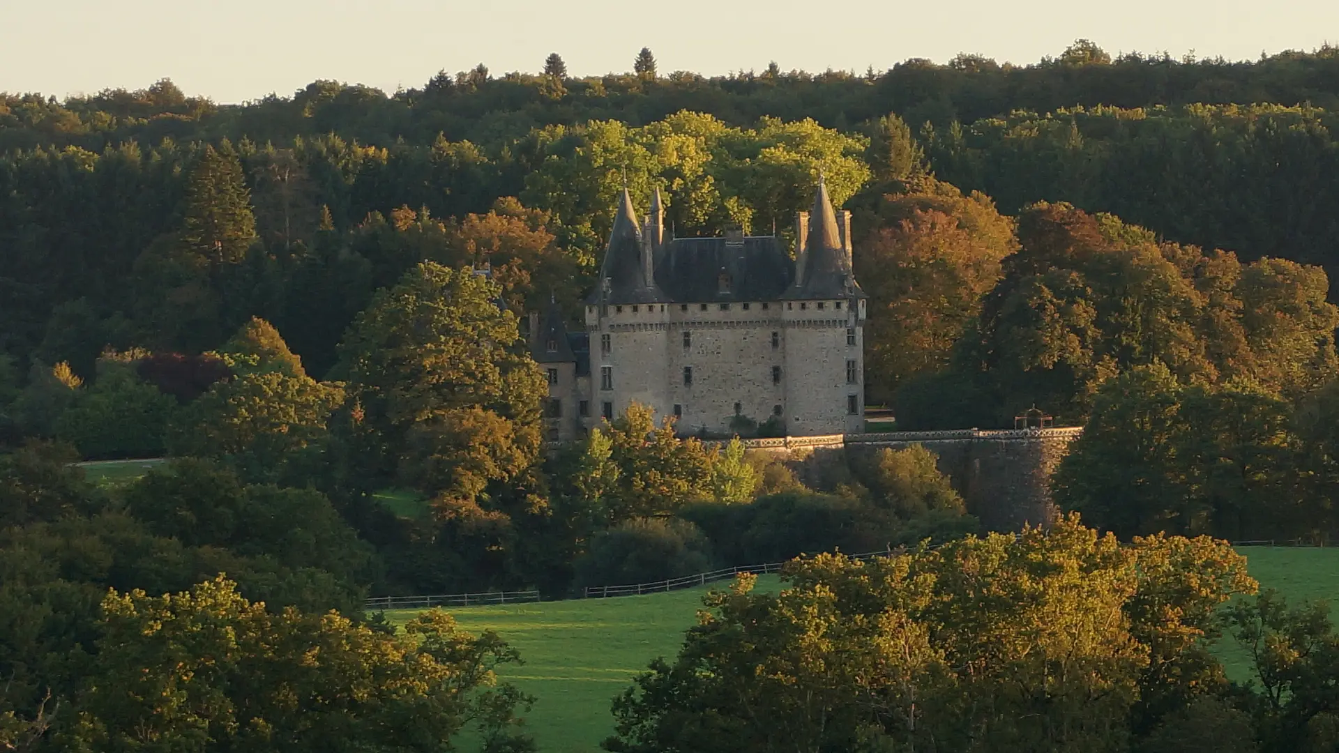 Chateau de la Grenerie - Entre Etang et Chateaux - Salon la Tour © B.Charles - Office de tourisme Terres de Corrèze