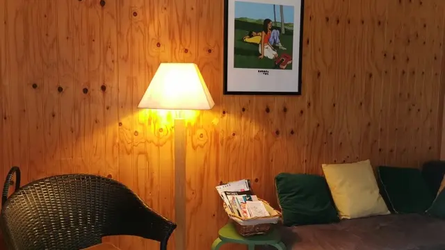 Chalet Ostrya le petit coin salon pour consulter la documentation touristique - Moyenne