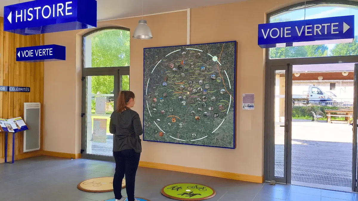 Espace scénographique en gare de Châlus