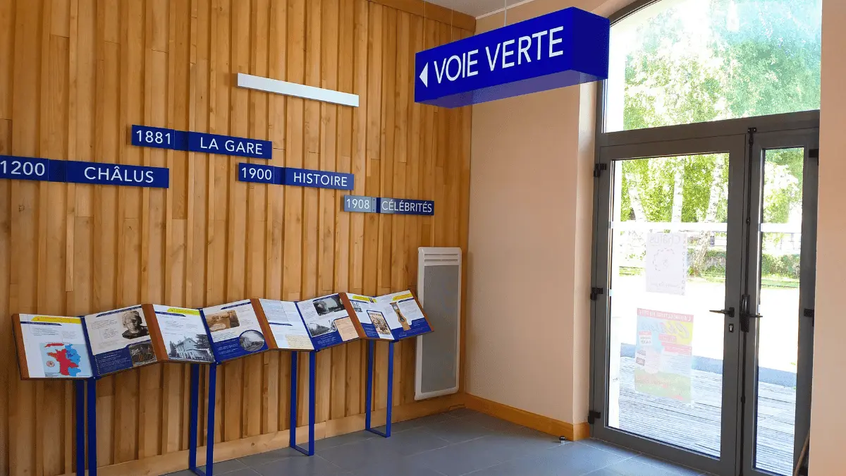Espace scénographique en gare de Châlus