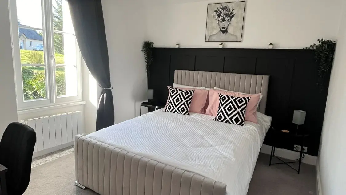 Chambre noir et blanc - Le Cantou - Affieux © N Jones