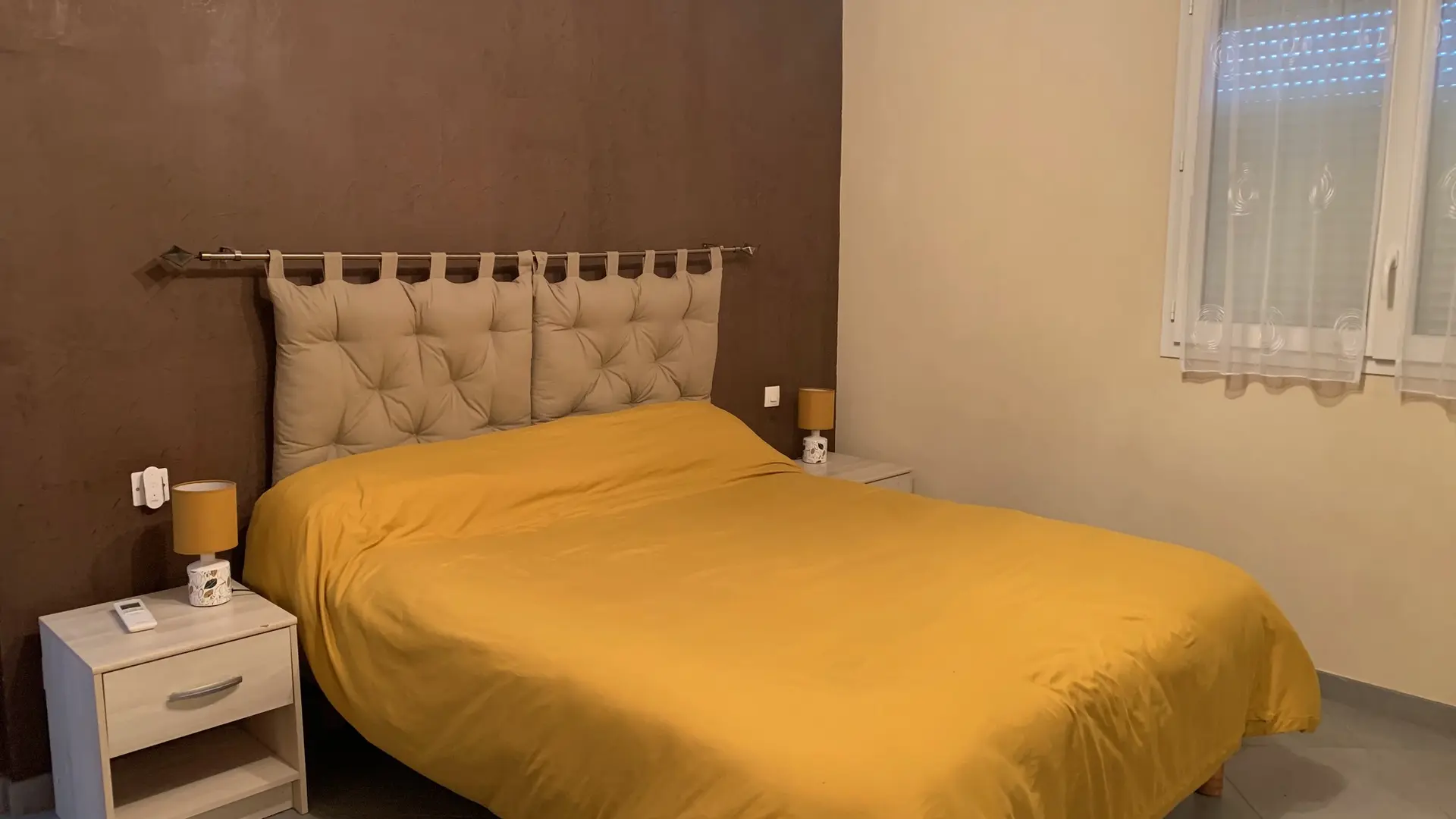 Chambre jaune gîte maniort