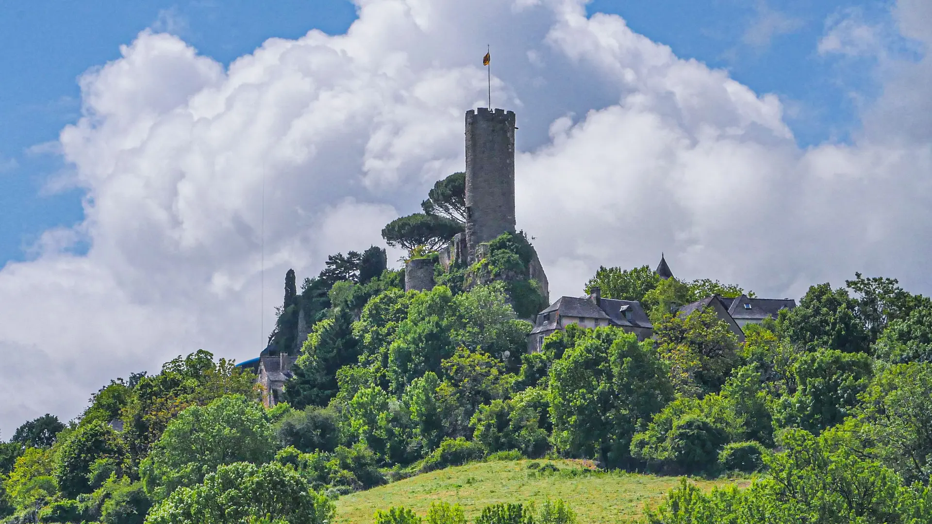Corrèze Tourisme_GR46_Arrivée sur Turenne_© David Genestal_juin 2024