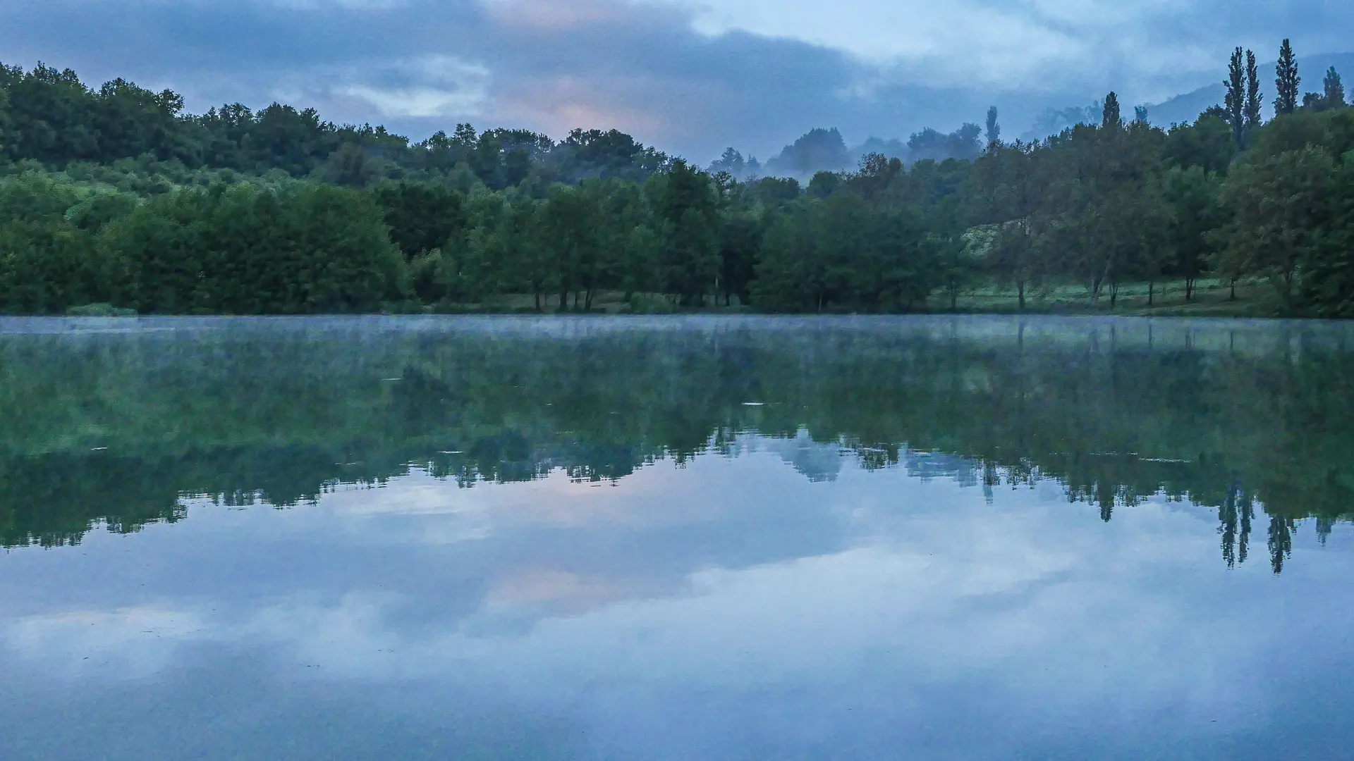 Corrèze Tourisme_GR46_Aube sur le lac du Causse_© David Genestal_juin 2024