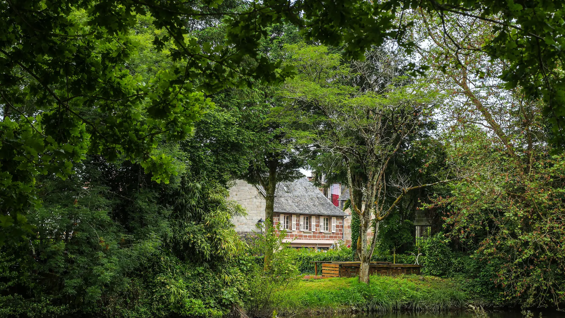 Corrèze Tourisme_GR46_Maison en bord de Vézère à Saint-Viance_© David Genestal_juin 2024