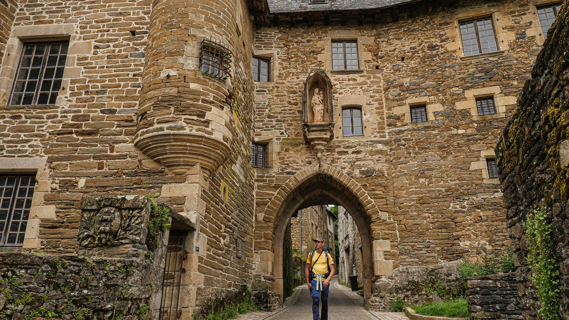 Corrèze Tourisme_GR46_Uzerche_Porte Bécharie_© David Genestal_juin 2024