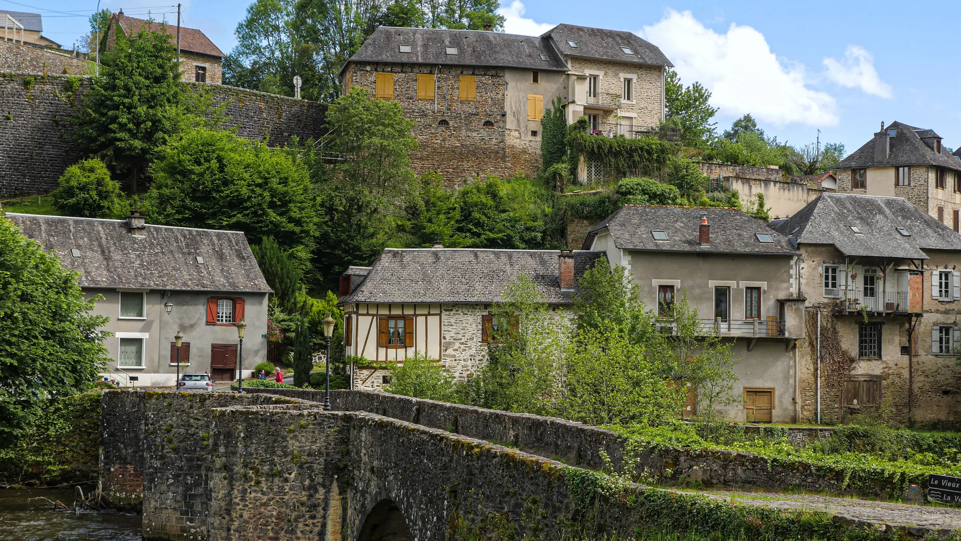 Corrèze Tourisme_GR46_Vigeois et le Vieux Pont_© David Genestal_juin 2024