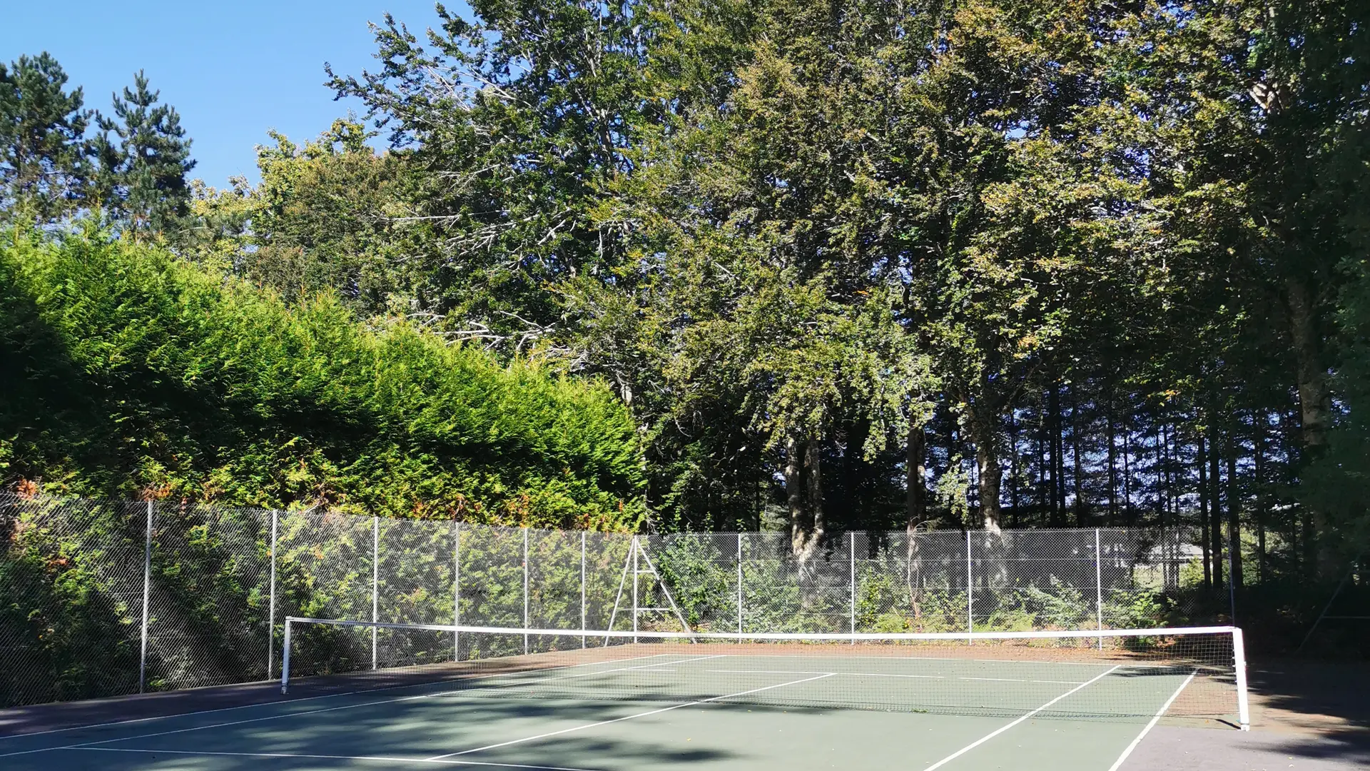 Court-de-tennis-au-camping