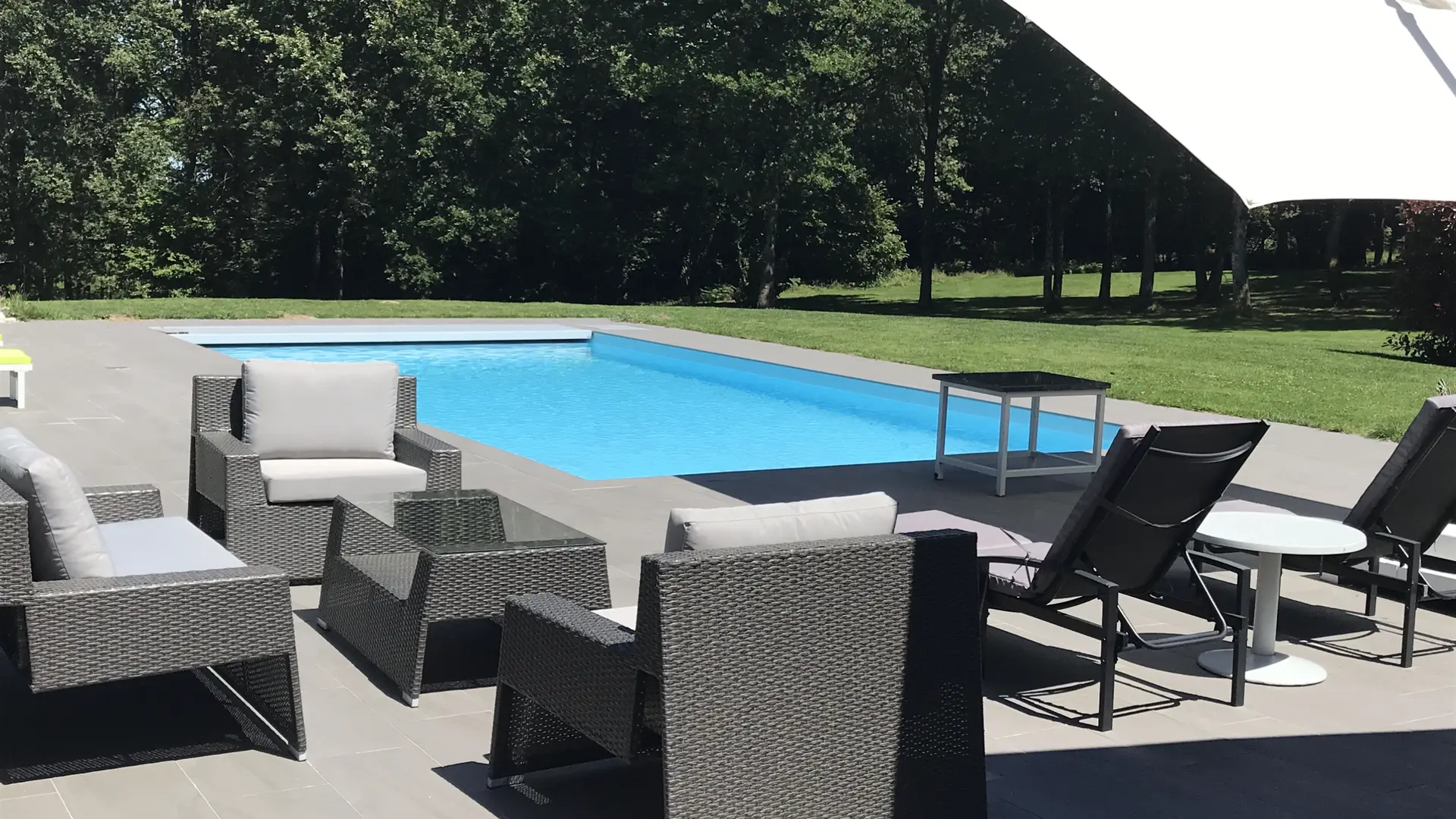 DOMAINE-GEORGES-V-chambres-d-hotes-piscine-et-foret-privee-entre-saint-junien-oradour-sur-glane-et-limoges-PISCINE-TERRASSE_PARASOL-SALON