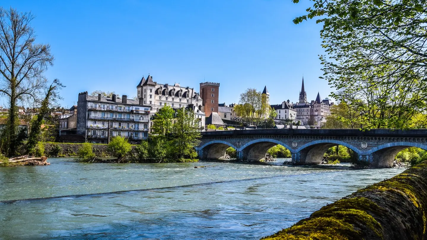 Billère - rives du gave - Vue sur le château