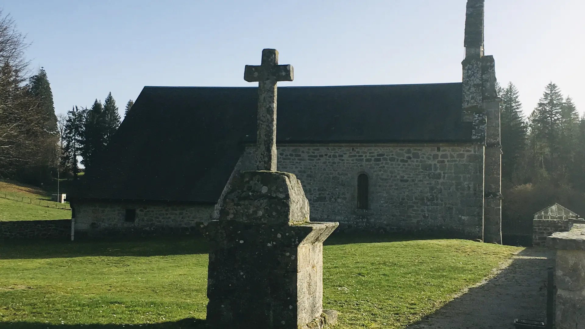 Eglise, calvaire Rilhac Treignac © L Golfier