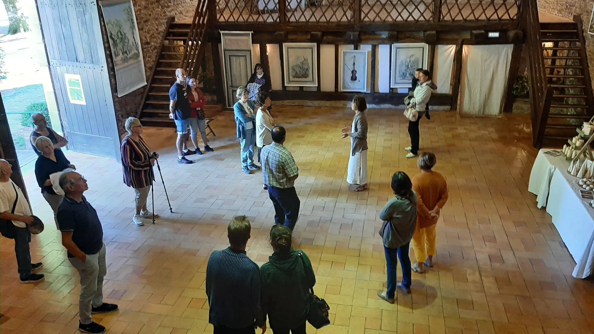 Exposition d'artistes dans la Grange Médiévale_Brie