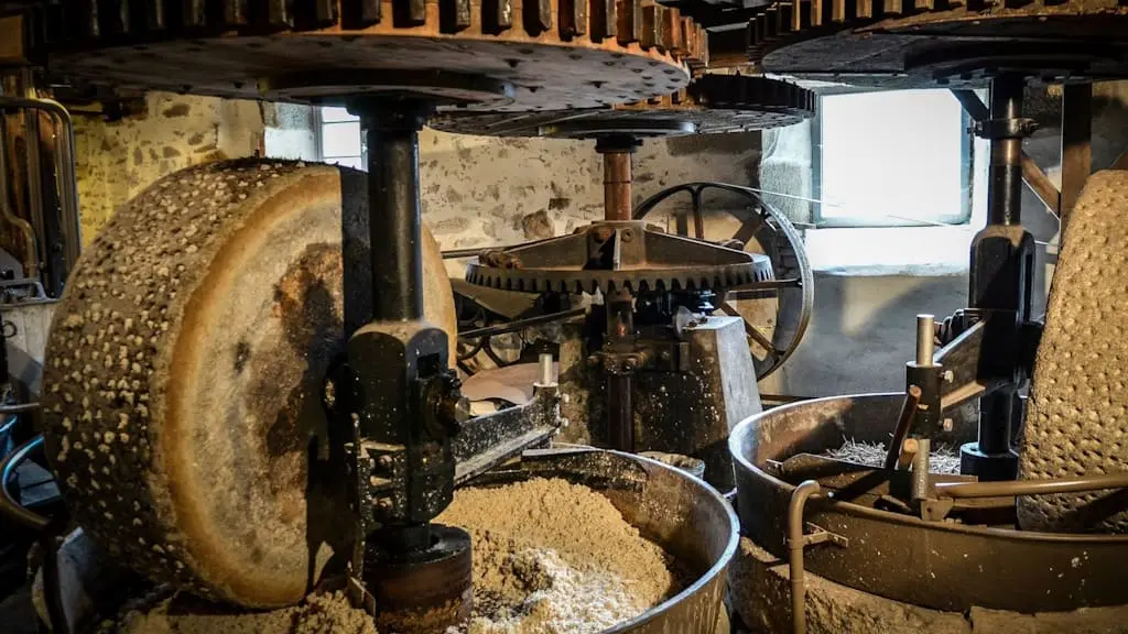 Fabrication de papier au Moulin du Got avec des meules en granit de 1865