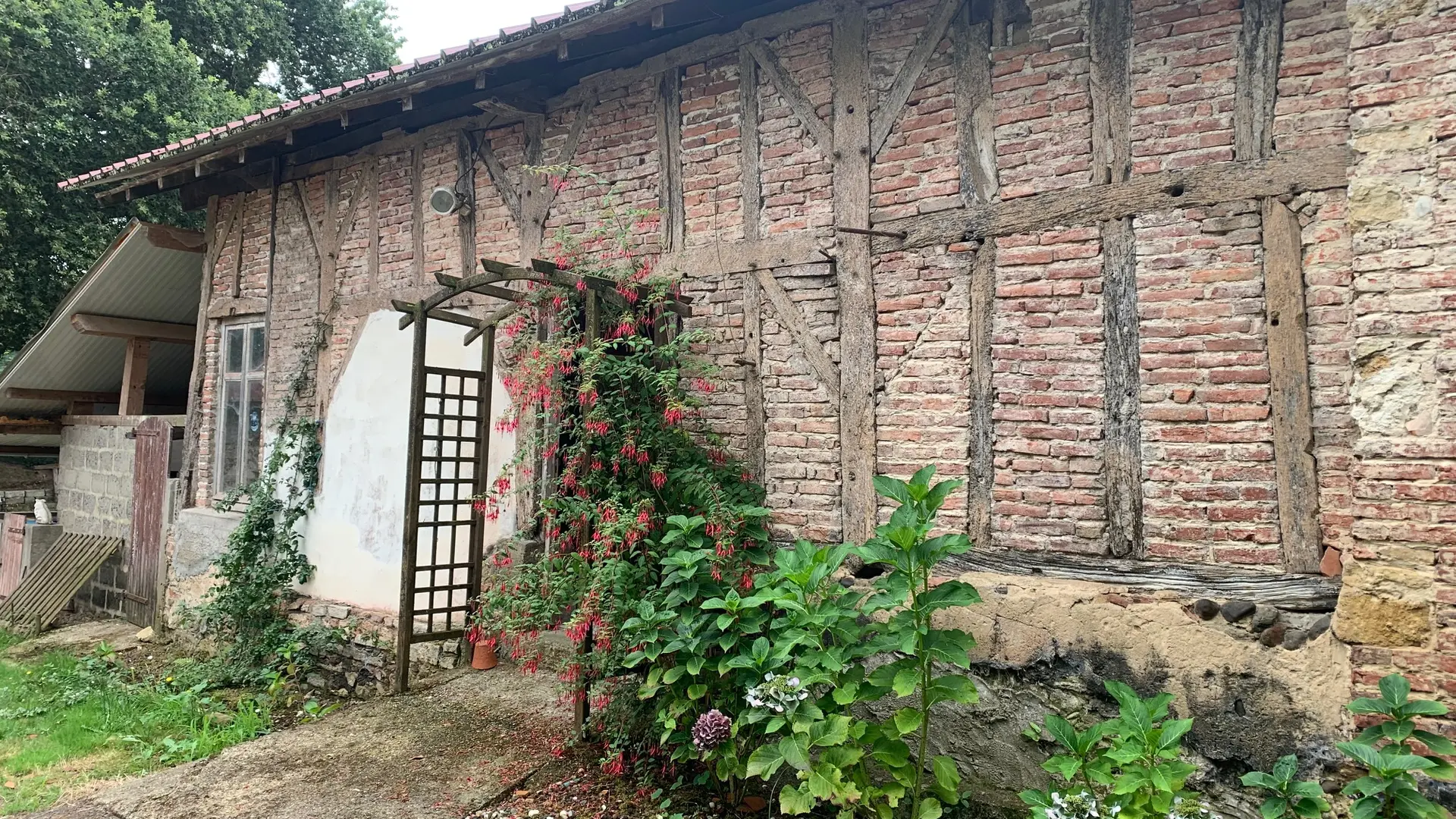 Façade bâtiment ferme Eslous Dutouya