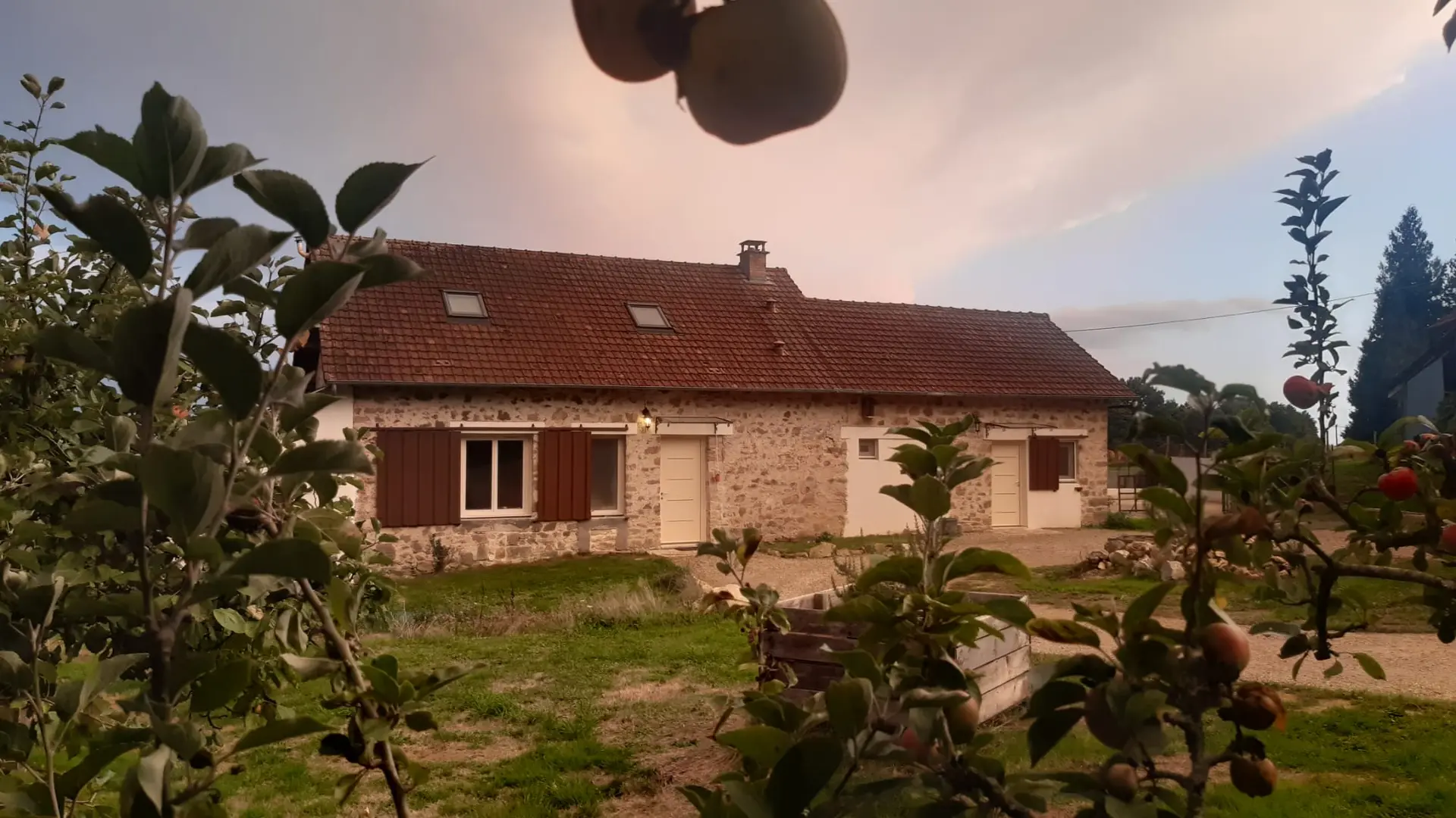 Facade entrées gîte La Suite