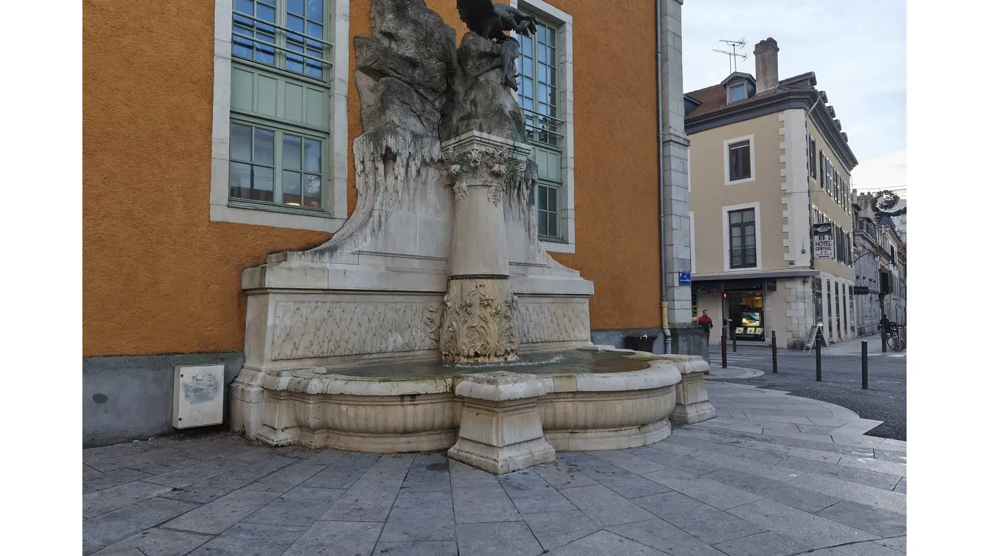 Fontaine place Saint Louis de Gonzague