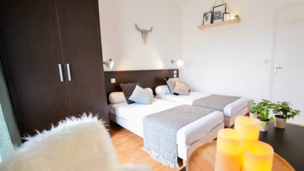 France-Single-Fin-Hotel-Lodge-room-inside-2 (Copier)