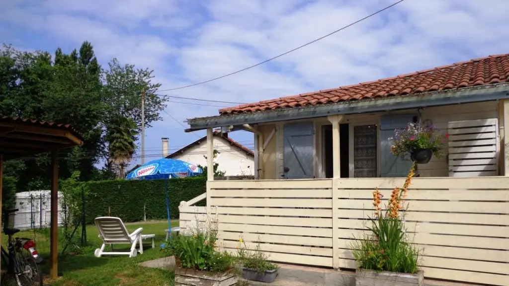 Guichenuy Platanes - terrasse jardin abri vélos