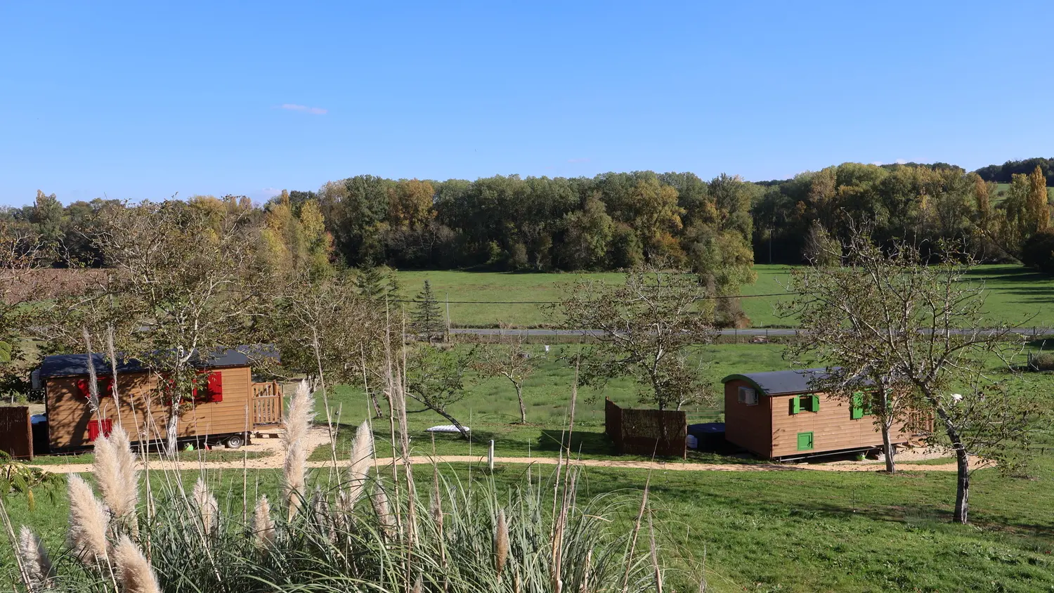 HLOAQU047V50NGNO_PRIEST_vue des deux roulottes_03