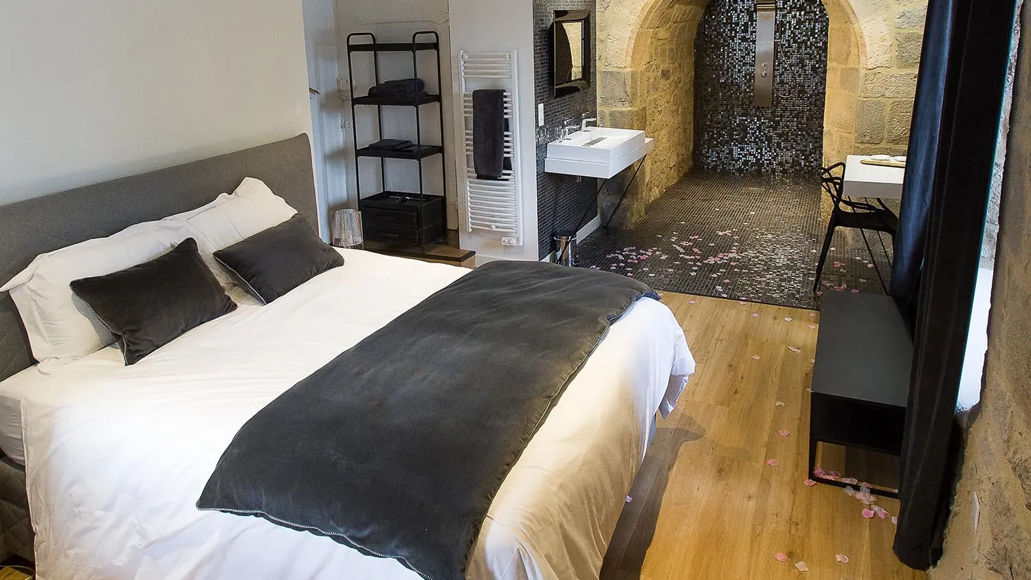 HebregementInsolite-ChateaudeVal-Lanobre-chambre©ChrisBogaerts-com