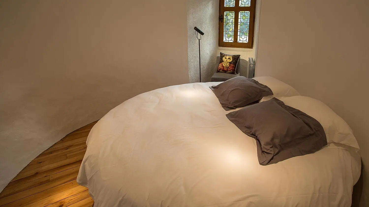 HebregementInsolite-ChateaudeVal-Lanobre-chambre-lit-rond©ChrisBogaerts-com