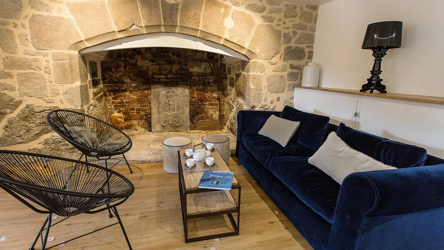 HebregementInsolite-ChateaudeVal-Lanobre-salon ©ChrisBogaerts-com