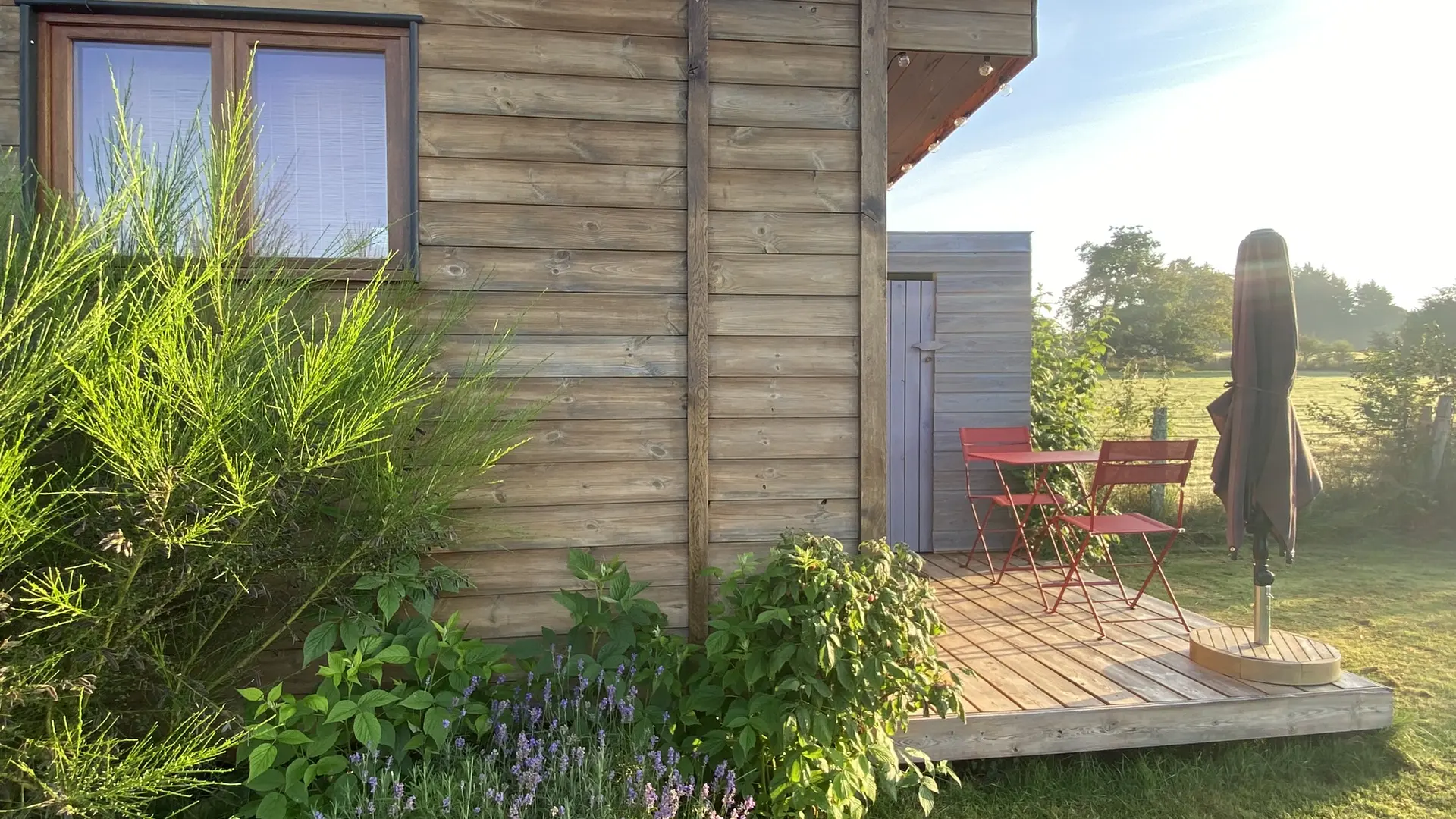 la roulotte et sa terrasse.
