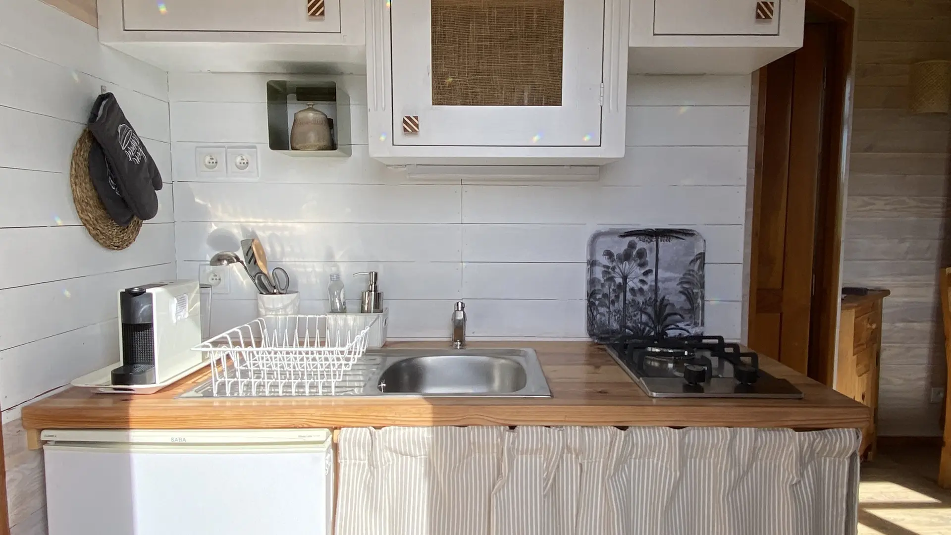 Roulotte du Verger, kitchenette.