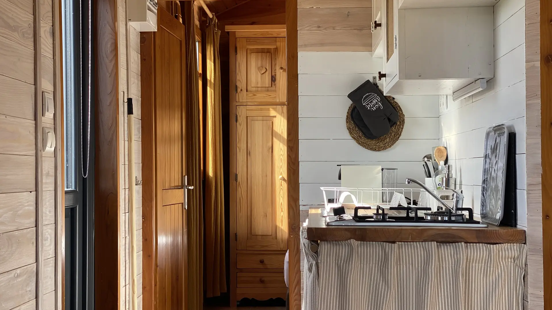 Roulotte du Verger et sa kitchenette.