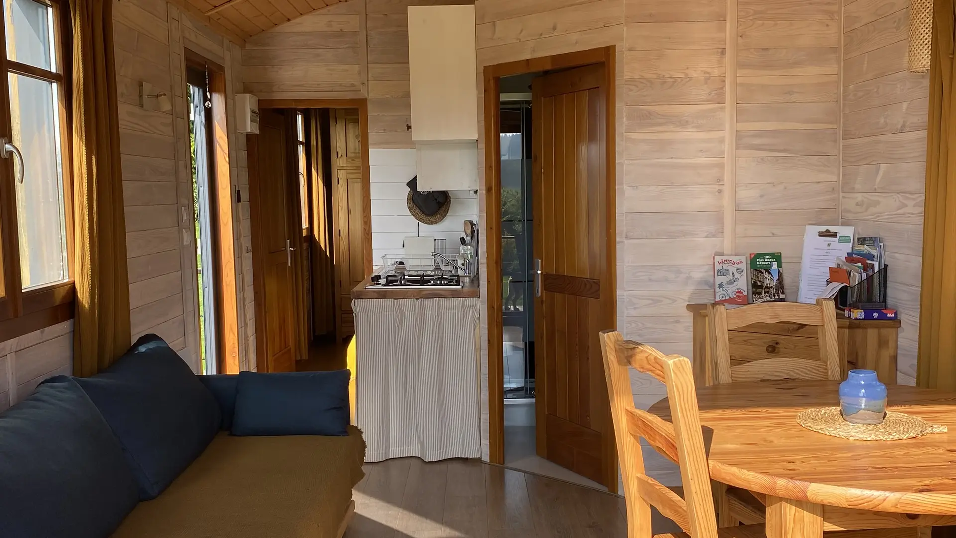 Roulotte du Verger, le séjour.