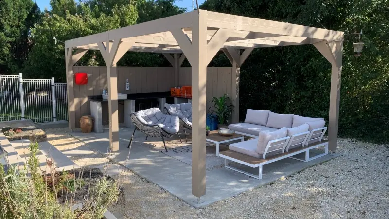 La Charniere: espace piscine pergola