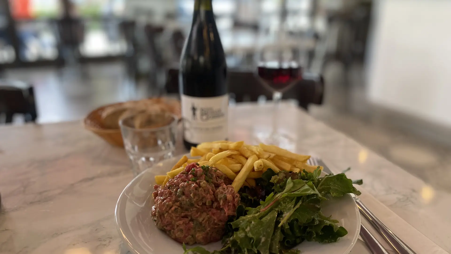 tartare de bœuf charolais au couteau, frites , salade