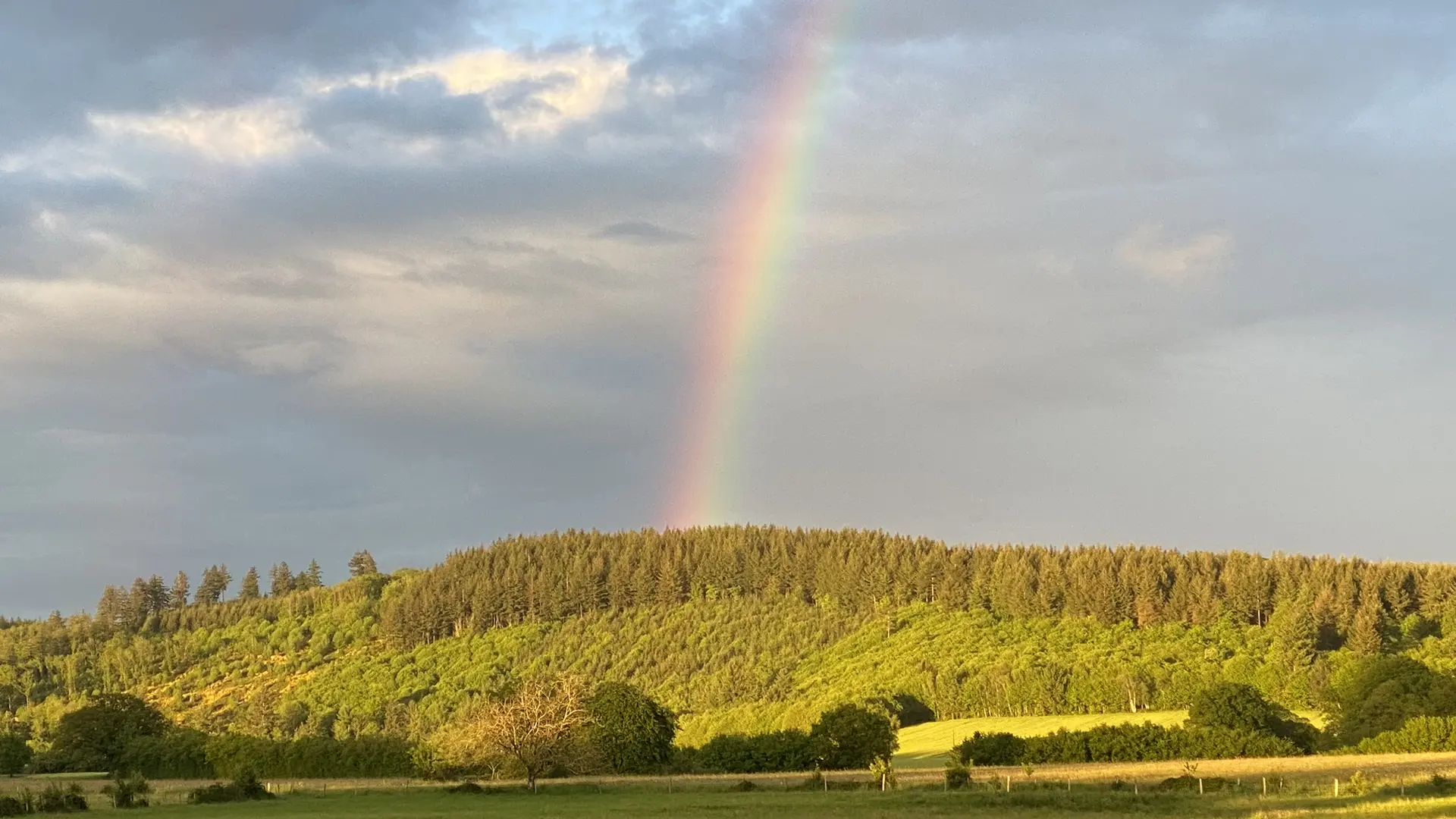 Arc-en-ciel sur le Puy de la Roche depuis la roulotte 360°nature.