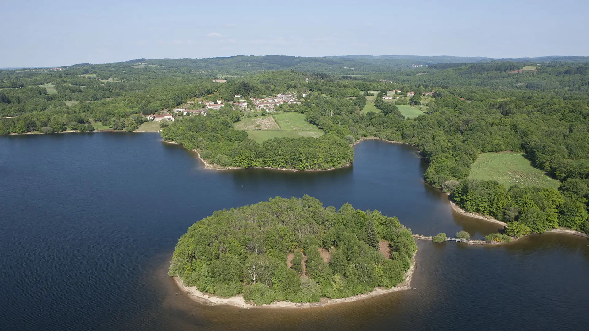 Ile aux enfants au Lac de St Pardoux