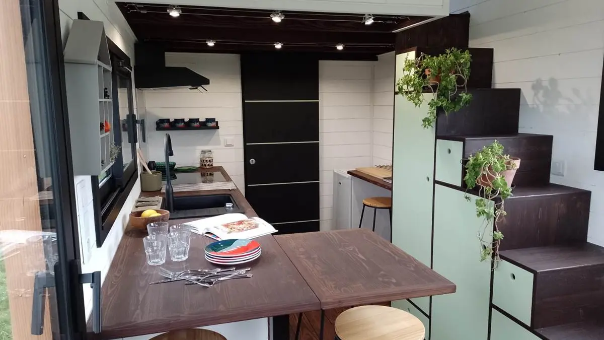 La-cuisine-espace-optimise-avec-de-nombreux-rangements-sous-lescalier